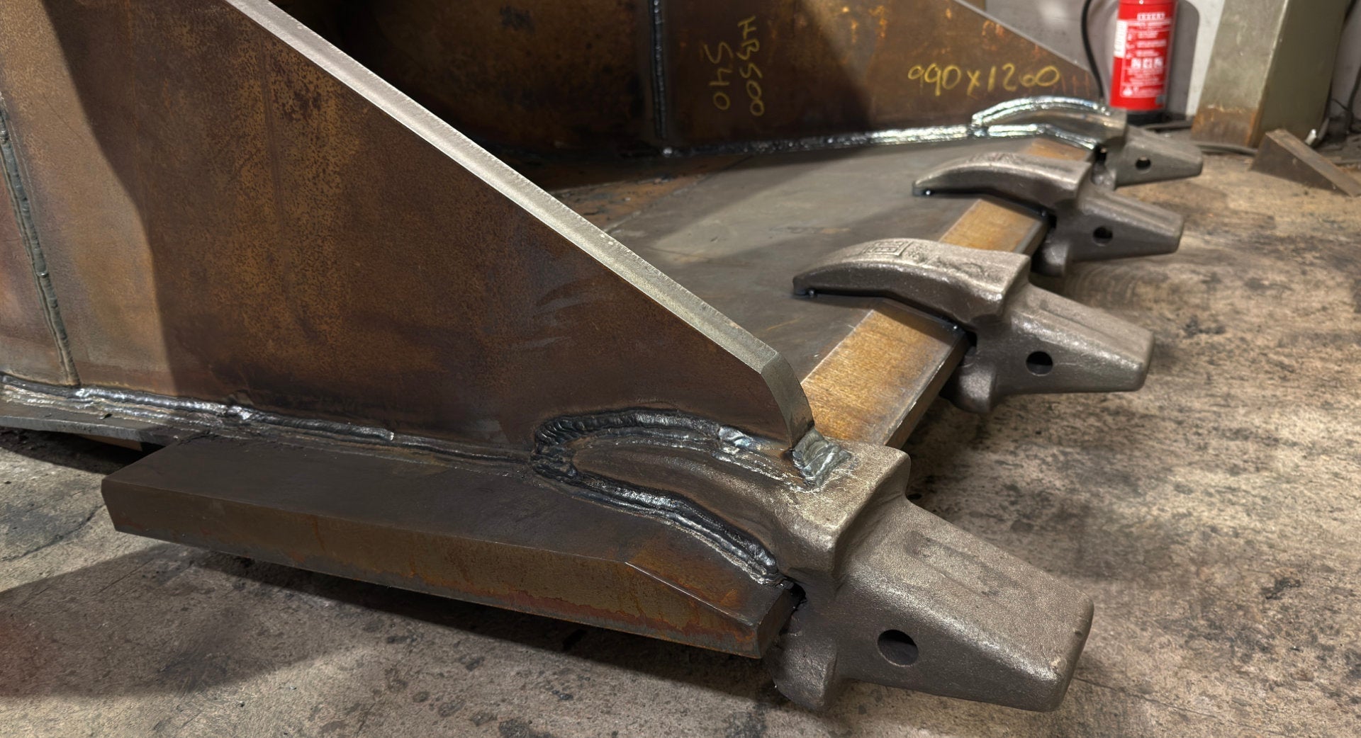 Wear parts – blades and protection for earthmoving