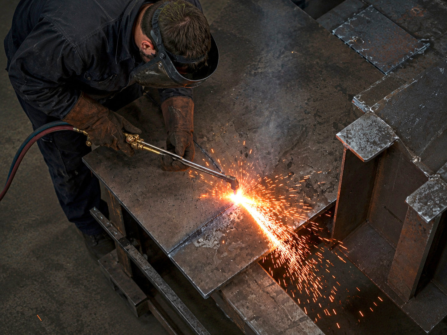 Flame cutting, drilling, squaring and welding as service